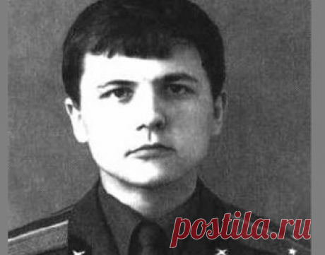 Как писатель Виктор Суворов предал Родину Виктор Суворов – довольно неординарная личность, вызывающая совершенно противоречивые эмоции. Военный командир, офицер СА, сотрудник военной разведки, резидент ГРУ и писатель прославился отнюдь не бла…