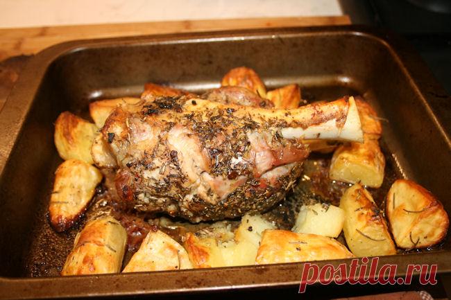 Запеченная свиная рулька с картошкой Свиную рульку можно приготовить не только с кожей, но и без нее. Если рульку без кожи предварительно замариновать на несколько часов в ароматных травах, а затем запечь с картошкой, то получится потрясающе вкусное второе блюдо с гарниром.