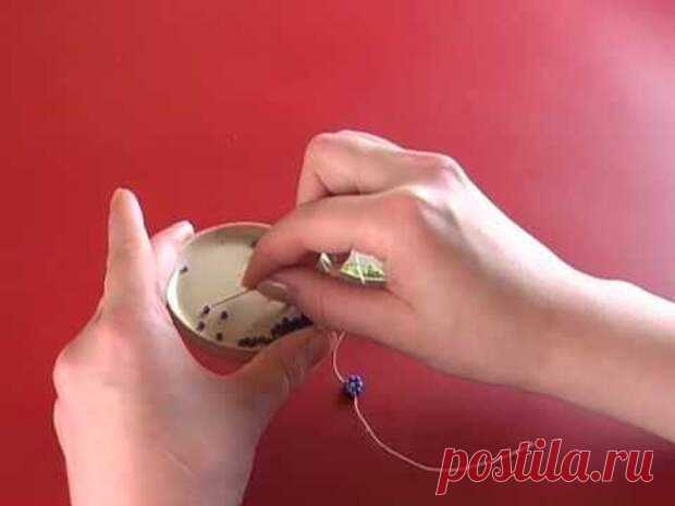 Как сделать цепочку из бисера: мастер-класс - Сам себе мастер - медиаплатформа МирТесен В этом видео говорится о том, как из бисера сделать аналог обычной цепочки. Пошагово показан процесс превращения обычного бисера в ювелирное украшение. Приятного просмотра!