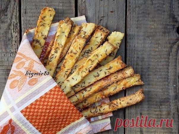 Картофельные палочки. 

Вкусные, хрустящие, солененькие... любители похрустеть от таких не смогут отказаться! 

Ингредиенты: 

250 г пшеничной муки 
250 г сваренного в мундире картофеля 
250 г масла сливочного (количество масла можно немного уменьшить на грамм 50-75) 
соль и тмин для посыпания 

Приготовление: 

1. Картофель натереть на мелкой терке. Добавить к картофелю масло и муку. Замесить тесто. 

2. Раскатать тесто в пласт толщиной приблизительно 0,5-0,7 см. 
Посыпат...