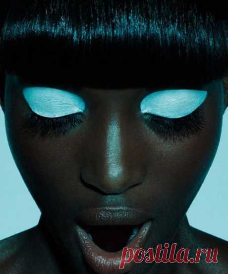 Чтобы сделать красивое ламинирование волос, не обязательно обращаться в дорогой парикмахерский салон. Можно быстро и легко сделать это дома!

Ингредиенты: 
- 1 яйцо; 
- 4 ст. л. кефира или жидкого йогурта; 
- 2 ст. л. майонеза; 
- 1 ст. л. касторового масла. 
- растопленный на воде желатин, 1 чайная ложка. 

Приготовление: 
1. Всё смешать. 
2. Нанести на волосы на 15 минут. 
3. Смыть теплой водою.