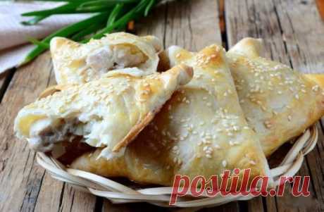 Самса
Сохрани себе рецепт 
Ингредиенты:
Вода (холодная) — 1 стак.
Мука — 400 г
Масло сливочное — 100 г
Соль (в начинку) — по вкусу
Куриная грудка — 200 г
Лук репчатый — 1 шт.
Яйцо (для смазки) — 1 шт.
Кунжутные семечки — 1 ст. л.
Приготовление:
1. Подготовьте все необходимые ингредиенты. Все продукты для теста должны быть охлажденными.
2. Первым делом приготовьте начинку. Куриную грудку мелко порубите ножом.
3. Луковицу мелко нарежьте, смешайте с курицей, добавьте соль и перец по вкусу. Нач