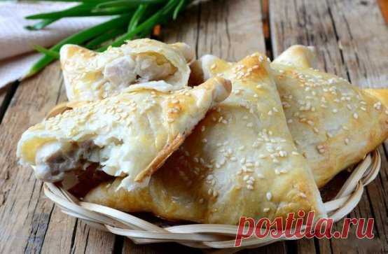 Самса
Сохрани себе рецепт 
Ингредиенты:
Вода (холодная) — 1 стак.
Мука — 400 г
Масло сливочное — 100 г
Соль (в начинку) — по вкусу
Куриная грудка — 200 г
Лук репчатый — 1 шт.
Яйцо (для смазки) — 1 шт.
Кунжутные семечки — 1 ст. л.
Приготовление:
1. Подготовьте все необходимые ингредиенты. Все продукты для теста должны быть охлажденными.
2. Первым делом приготовьте начинку. Куриную грудку мелко порубите ножом.
3. Луковицу мелко нарежьте, смешайте с курицей, добавьте соль и перец по вкусу. Нач