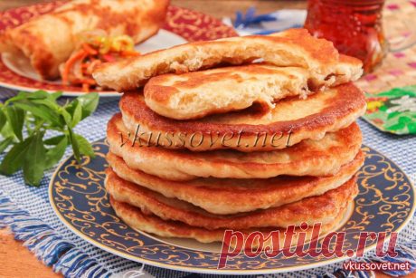 Лепешки на кефире на сковороде Самые вкусные лепешки на кефире получаются из дрожжевого теста быстрого приготовления. Опару для него делать не нужно, достаточно развести дрожжи, дать им постоять минут десять и можно замешивать тесто. По составу оно очень простое, в нем нет ни масла, ни яиц, ни большого количества сахара