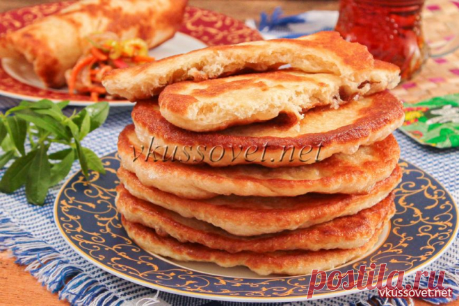 Лепешки на кефире на сковороде Самые вкусные лепешки на кефире получаются из дрожжевого теста быстрого приготовления. Опару для него делать не нужно, достаточно развести дрожжи, дать им постоять минут десять и можно замешивать тесто. По составу оно очень простое, в нем нет ни масла, ни яиц, ни большого количества сахара