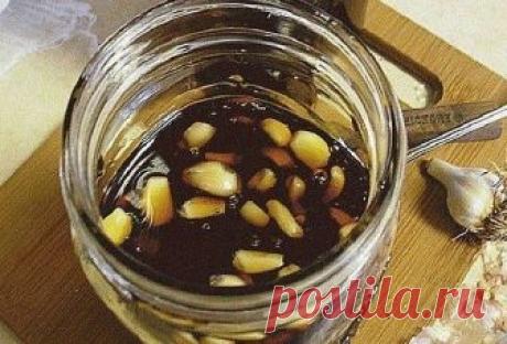 Целебный напиток : Умирающего на ноги поставит 

Сочетание этих компонентов — грозное оружие в борьбе со многими болезнями. Астма, артрит, гипертония, бесплодие, импотенция и даже рак — все эти ужасные заболевания не могут устоять перед целительным эликсиром. 

Итак, для чудо-средства нужны всего три ингредиента: чеснок, мёд и яблочный уксус. 

Действие лечебного напитка объясняется мощным повышением иммунитета и снижением уровня «плохого» холестерина в организме. 

Этот р...