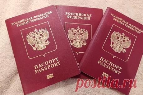 Польша депортировала выдававшего себя за экс-сотрудника ФСБ россиянина. Власти Польши депортировали россиянина, выдававшего себя за экс-сотрудника контрразведки ФСБ России. Об этом сообщил пресс-секретарь министра-координатора спецслужб республики Станислав Жарин. Чиновник уточнил, что россиянина зовут Эмран Наврузбеков. Ему запретили пребывать в Польше и во всей Шенгенской зоне.