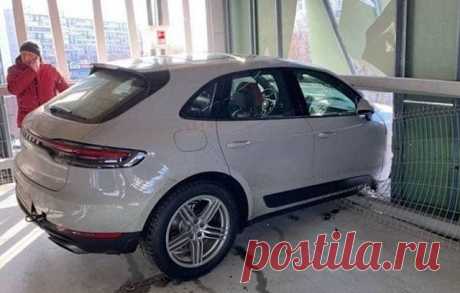 В Москве водитель Porsche пробил стену паркинга на третьем этаже. В ЖК &quot;Ривер Парк&quot; на улице Коломенской владелец белоснежного Porsche Macan пробил стену паркинга. Инцидент произошел на третьем этаже здания и автомобиль частично &quot;вышел на свежий воздух&quot;. Картина вышла, как минимум... интересная. Как заявил водитель, он просто не справился с управлением.