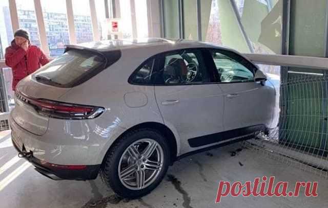В Москве водитель Porsche пробил стену паркинга на третьем этаже. В ЖК "Ривер Парк" на улице Коломенской владелец белоснежного Porsche Macan пробил стену паркинга. Инцидент произошел на третьем этаже здания и автомобиль частично "вышел на свежий воздух". Картина вышла, как минимум... интересная. Как заявил водитель, он просто не справился с управлением.