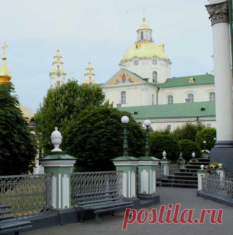 По первой версии грамматической форме топоним Почаев - притяжательное прилагательное, производное от дохристианского имени Почай, по другой - название произошло от монастыря на реке Почайна, что течет в Киеве, откуда в 1240 году при сжигании города ханом Батыем, монахи покинули монастырь, сбежали в эти места.. |  ЦЕРКВИ,СОБОРЫ,МОНАСТЫРИ УКРАИНЫ - 230 фото. Фотографии Галина Л.
