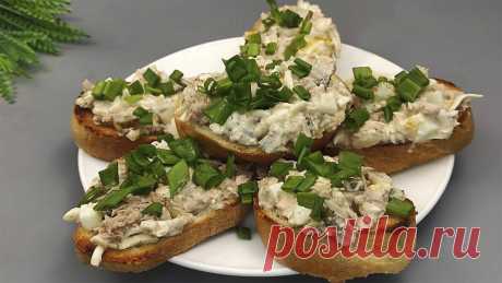 Бутерброды с тунцом на завтрак. Вкусная закуска за 15 минут! тунец 1 бяйцосоленый огурецплавленый сырокмайонезмолотый черный перец 1 ч.лбатонзеленый лук или любая зелень