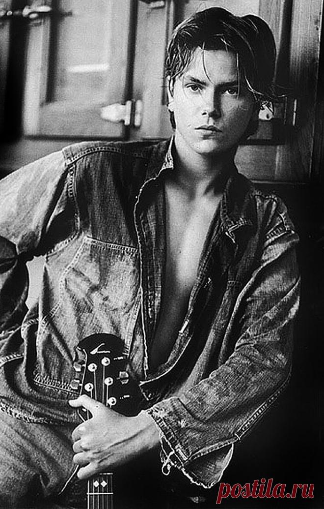 Ривер Феникс: 20 тыс изображений найдено в Яндекс.Картинках