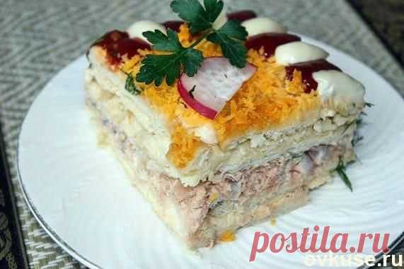 Рыбный салатик - торт с крекерами - Простые рецепты Овкусе.ру