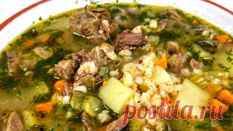 Рассольник с перловкой и солеными огурцами. Как сварить рассольник с перловкой. Рассольник рецепт. Ингредиенты:Перловая крупа 100 грамммаринованные огурцы 5 шт или 250 грамм говядина 500-600 грамм на кости лук 2 шт или 160 грамм морковь 2 шт или 100 грамм сельдерей 1 веткакартофель 4 шт. или 400 граммлавровый лист, сольрастительное маслохмели-сунели, сушеный чеснокукроп* на кастрюлю 3...