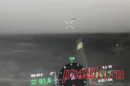 Украинские военные увидели НЛО над зоной боевых действий. Украинские военные увидели неопознанный летающий объект (НЛО) над зоной боевых действий, об этом сообщила британская газета Daily Mail. В публикации отмечается, что военным 406-го батальона удалось снять аномальное явление на видео с дрона Mavic. Производитель допустил технический сбой записи.