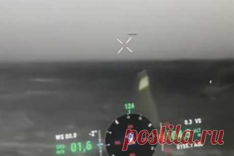 Украинские военные увидели НЛО над зоной боевых действий. Украинские военные увидели неопознанный летающий объект (НЛО) над зоной боевых действий, об этом сообщила британская газета Daily Mail. В публикации отмечается, что военным 406-го батальона удалось снять аномальное явление на видео с дрона Mavic. Производитель допустил технический сбой записи.
