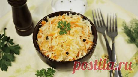Маринованная капуста с яблоками и морковью, простой и быстрый рецепт | Покулинарим Пульс Mail.ru Ингредиенты: Капуста белокочанная - 3 кг. Морковь - 3 шт. Яблоки - 4 шт. Лавровый лист Уксус 9% - 120 мл. Сахар - 2 ст.л. Соль - 1 ст.л. Перец горошком - по вкусу