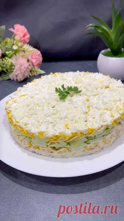 Кольцо диаметром 20 см 400 гр куриной варёной грудки 600 гр огурцов 350 гр сыра 5 желтков 5 белков 1 баночка кукурузы 200 гр майонеза