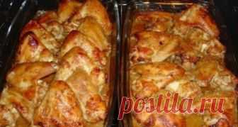 Куриные крылышки: 6 рецептов на любой вкус! - appetitno.net 1. Куриные крылышки, запеченные по-простому Понадобится: –1 кг крылышек куриных, –по ½ стакана майонеза или сметаны и кетчупа или томатной пасты, –перец, соль. Как приготовить простые куриные крылышки в духовке. 1. Перемешать кетчуп с майонезом, крылья промыть, натереть перцем и солью, полить смесью, перемешать ина полчаса оставить. 2. Выложить крылья на застеленный фольгой противень (можно слегка смазать ее расти...