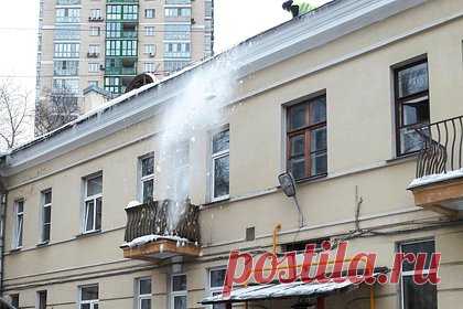 Глыба льда сломала шею жительнице Москвы. Упавшая с крыши в центре Москвы глыба льда сломала женщине шею. Подробности о состоянии пострадавшей раскрыл знакомый с ситуацией источник. По его словам, медики обнаружили у 36-летней россиянки перелом шейного позвонка, сотрясение мозга и травму головы после падения наледи.