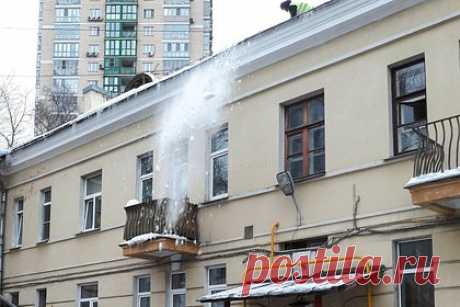 Глыба льда сломала шею жительнице Москвы. Упавшая с крыши в центре Москвы глыба льда сломала женщине шею. Подробности о состоянии пострадавшей раскрыл знакомый с ситуацией источник. По его словам, медики обнаружили у 36-летней россиянки перелом шейного позвонка, сотрясение мозга и травму головы после падения наледи.
