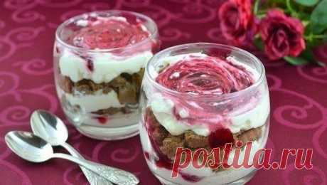 Десерт из шоколадного печенья, сливок и малиновой карамели