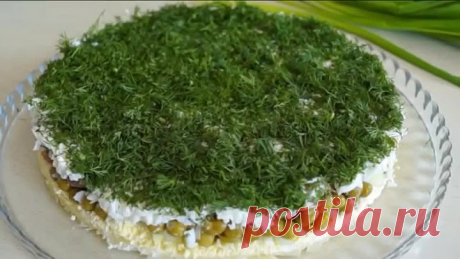 Очень вкусный, сочный и сытный слоеный салат. Вам стоит его попробовать!