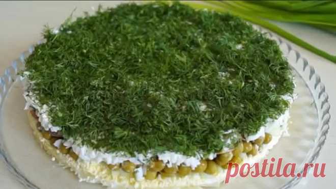 Очень вкусный, сочный и сытный слоеный салат. Вам стоит его попробовать!