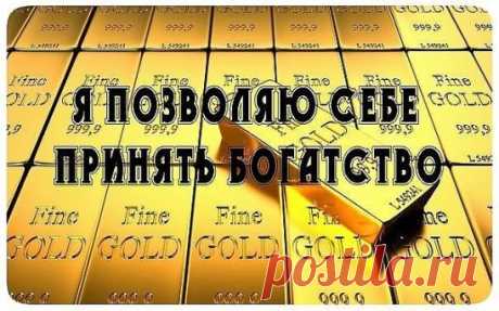 10 заготовок из грибов на зиму
1. Засолка грибов — холодный способ. грибы (рыжики, черные и белые грузди, волнушки, сыроежки) — 1 кг
соль — 100 г
смородина — 10–12 листьев
вишня — 5–6 листиков
хрен — 2 листа
укроп — 2 зонтика
лавровый лист — 2–3 шт.
перец горошком — по вкусу
чеснок — по вкусу
 Грузди, волнушки или сыроежки вымыть и залить холодной водой на 5–6 ч. (Рыжики не вымачивают, а только промывают). На дно деревянной или керамической посуды насыпать слой соли, положить половину