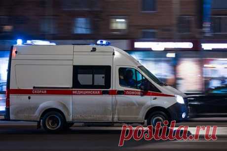 Пять человек пострадали при взрыве в Петербурге. В Фрунзенском районе Санкт-Петербурга при взрыве отопительного котла пострадали пять человек. Об этом сообщает 78.ru. Предварительно, взрыв произошел в производственном помещении из-за разгерметизации обогревательного оборудования. Волной отопительный котел выбросило из ангара, он задел Mercedes.