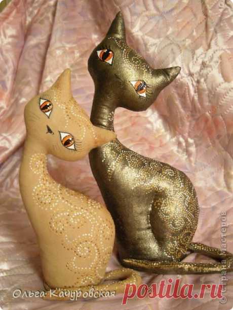 Кофейные кошечки от мастерицы  Ольги Качуровской Здесь же я хочу вам показать мастер-класс от автора, с огромной благодарностью! Очень красивые и нежные кошечки! Их высота - 21 и 28 см, подробнее читайте ниже

Для работы вам понадобится:
- бязь- син…