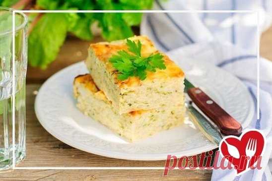 Кабачковый омлет с сыром в духовке 
Ингредиенты:
кабачки — 2 шт.
яйца — 4 шт.
сыр — 100 г
молоко — 1 стакан
помидоры — 1 шт.
зелень — 50 г
чеснок — 2 зубчика
мука — 1 ч.л.
Приготовление:
Натираем кабачки на крупной терке, затем отжимаем сок. Добавляем давленный чеснок и соль.
Взбиваем яйца с молоком и мукой, солим по вкусу.
Смазываем форму маслом и раскладываем кабачки и заливаем смесью из яиц.
Добавляем рубленную зелень, сверху раскладываем кусочки помидоров без кожуры и посыпаем тертым с