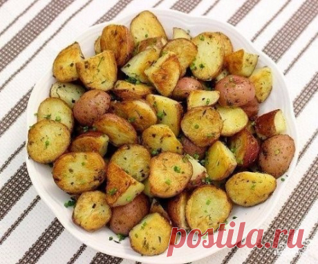Картофель, запеченный по-мексикански
Ингредиенты:
Картофель — 1 кг
Чеснок — 2-3 зубчика
Кориандр — 5-8 зерен
Перец красный острый молотый — по вкусу
Масло растительное
Лук зеленый — 2-3 шт.
Паприка — по вкусу
Соль — по вкусу
Приготовление:
Картофель промыть и отварить в кожуре. После отваривания картофель остудить, почистить и нарезать ломтиками. К картофелю добавить измельченный чеснок, соль, перец, паприку, семена кориандра и 3-4 ст. л. растительного масла. Картофель перемешать, выложить н