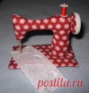 Игольница "Миниатюрная швейная машинка"