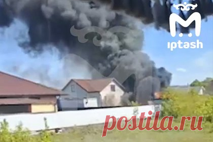 Взрыв бензовоза и мощный пожар в российском поселке попали на видео