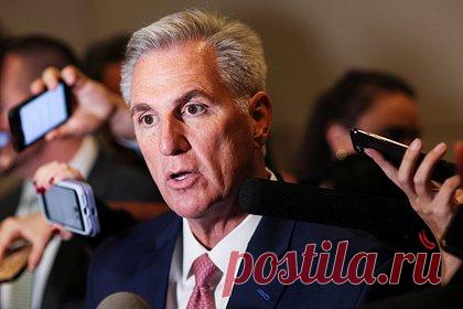 Избран лидер республиканцев в нижней палате Конгресса. Кевин Маккарти переизбран лидером республиканцев в нижней палате Конгресса — это позволит ему стать спикером. Об этом сообщает телеканал CNN. По количеству голосов Маккарти превзошел консервативного претендента члена палаты представителей Энди Биггса — он получил 188 голосов, Биггс — 31 голос.