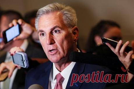 Избран лидер республиканцев в нижней палате Конгресса. Кевин Маккарти переизбран лидером республиканцев в нижней палате Конгресса — это позволит ему стать спикером. Об этом сообщает телеканал CNN. По количеству голосов Маккарти превзошел консервативного претендента члена палаты представителей Энди Биггса — он получил 188 голосов, Биггс — 31 голос.