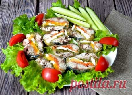 ​Царская скумбрия с начинкой Ингредиенты:Скумбрия &mdash; 1 шт.Яйца отварные &mdash; 1 шт.Морковь &mdash; 1 шт.Солёные или консервированные огурцы &mdash; 2 шт.Приправа для рыбы &mdash; 1 ч. л.Желатин &mdash; 20 гСоль &mdash; 1 щепоткаПриготовление:1. Разделайте скумбрию на филе, удалите мелкие косточки.2. Натрите на...