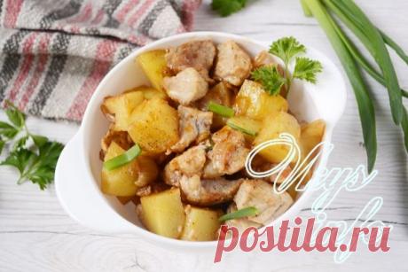 Жаркое из картошки со свининой в сковороде Практически всегда, чтобы сытно накормить семью, особенно если в ней есть мужчины, нужно подать к столу мясо с гарниром. Но что делать, если и рис, и гречка, и макароны уже немного надоели, а времени …