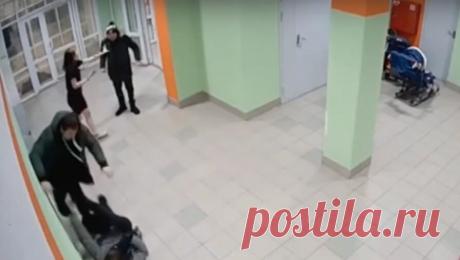 Мать избитого из-за шапки тюменского подростка рассказала о состоянии сына. В микрорайоне Ново-Патрушево в Тюмени двое взрослых мужчин избили подростков. Евгения, мать одного из пострадавших, рассказала, что нападение произошло из-за звезды на кадетской шапке, которую подвыпившие мужчины перепутали с армейской. С ...