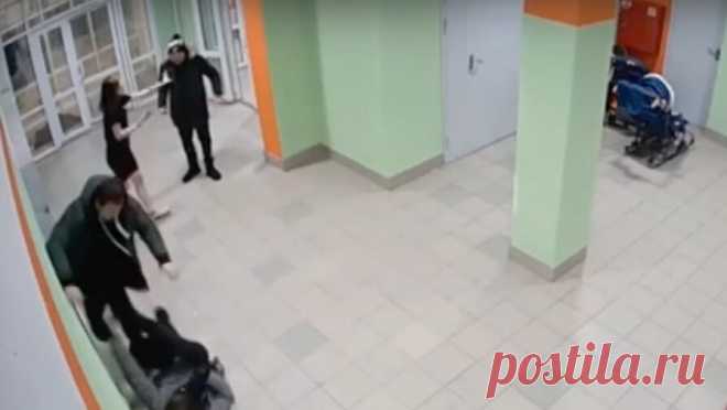 "Не понравилась шапка": в Тюмени двое мужчин избили подростков из-за их внешнего вида. Полиция возбудила уголовное дело после нападения двух взрослых на подростков в Тюмени. Об этом сообщает Ura.ru. Инцидент произошел 5 февраля в подъезде жилого дома в микрорайоне Ново-Патрушево. Как утверждает мать одного из пострадавших, ...