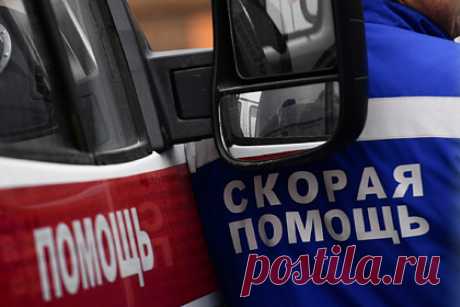 Россиянин умер после тренировки на ринге в фитнес-клубе. Восемнадцатилетний молодой человек, работавший поваром в фитнес-клубе на улице Верейская на западе Москвы, умер после тренировки на ринге. Он боксировал с одним из посетителей. В какой-то момент парень отошел в угол ринга, а затем потерял сознание. Молодого человека доставили в больницу, но там его спасти не удалось.