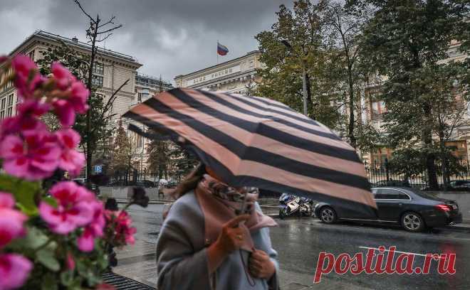 ЦБ раскрыл детали новых послаблений для банков. Регулятор готов дать участникам рынка «грейс-период» для признания потерь из-за кризиса и 10 лет на создание резервов по замороженным из-за санкций активам. При этом банки смогут продолжить платить акционерам дивиденды