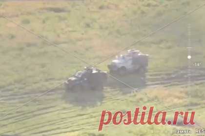 Удар российских военных по бронемашине MaxxPro показали на видео. Военкор Андрей Руденко показал видео удара российских военных по американской бронемашине MaxxPro на запорожском направлении. «Запорожье. Прямое попадание в бронемашину MaxxPro», — прокомментировал Руденко. На кадрах видно, как в машину противника попадает снаряд.