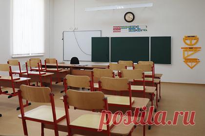 Россиянка уволилась из школы после слов об «ищущих мужика» разведенных женщинах. В Воронеже учительница эмоционально рассказала четвероклассникам на уроке о вреде неполных семей. Дети записали ее речь на диктофон, в ней она произносит слова об «ищущих мужика» разведенных женщинах. Директор школы отметил, что учительница уже уволилась. Он уверен, что на ее эмоциональную речь повлиял нервный срыв.