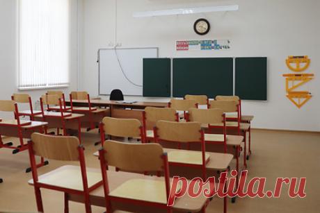 Россиянка уволилась из школы после слов об «ищущих мужика» разведенных женщинах. В Воронеже учительница эмоционально рассказала четвероклассникам на уроке о вреде неполных семей. Дети записали ее речь на диктофон, в ней она произносит слова об «ищущих мужика» разведенных женщинах. Директор школы отметил, что учительница уже уволилась. Он уверен, что на ее эмоциональную речь повлиял нервный срыв.