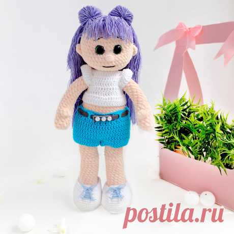 Схема вязания крючком “Кукла в шортах и кофточке”

Подробная схема вязания куклы с фото и видео дополнениями. Мастер-класс на столько простой, что справится даже новичок. С нашими схемами вязания вы с лёгкостью научитесь вязать, благодаря обильному количеству фотографий процесса создания куклы в шортах и кофточке.
В схеме Амигуруми описано создание куколки крючком и три набора одежды для неё, а именно: Кофточка, шорты, обувь.