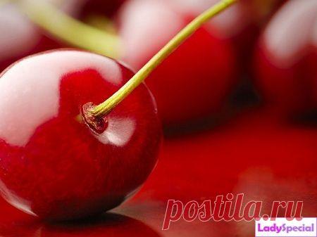 Очищение крови: народные средстваНародные средства, очищающие кровь и лимфу Очищать кровь народными средствами тоже нужно правильно. Очистку лучше начинать с трехдневного голодания. В эти три дня пейте соки и салаты из красных овощей и фруктов. Ученые выяснили, что лучше очищают кровь продукты красного цвета — вишня, клюква, красный виноград, капуста, свекла. Так что внесите в рацион этот список, плюс настойки, которые очень легко приготовить. Ингредиенты: два стакана меда, один стакан толченого