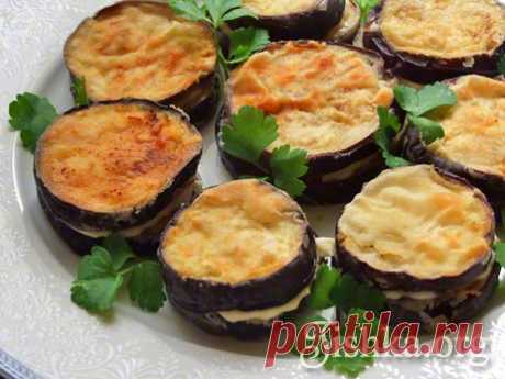 Баклажаны с майонезом и чесноком Рецепт любимой и очень вкусной закуски - башенок из жареных баклажан с чесноком и майонезом. Баклажаны нарезаются шайбочками и панируются в муке. Обжарить в масле.