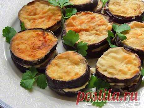 Баклажаны с майонезом и чесноком Рецепт любимой и очень вкусной закуски - башенок из жареных баклажан с чесноком и майонезом. Баклажаны нарезаются шайбочками и панируются в муке. Обжарить в масле.